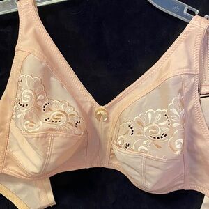 Soft Lace Full-Coverage Bra in Light Pink